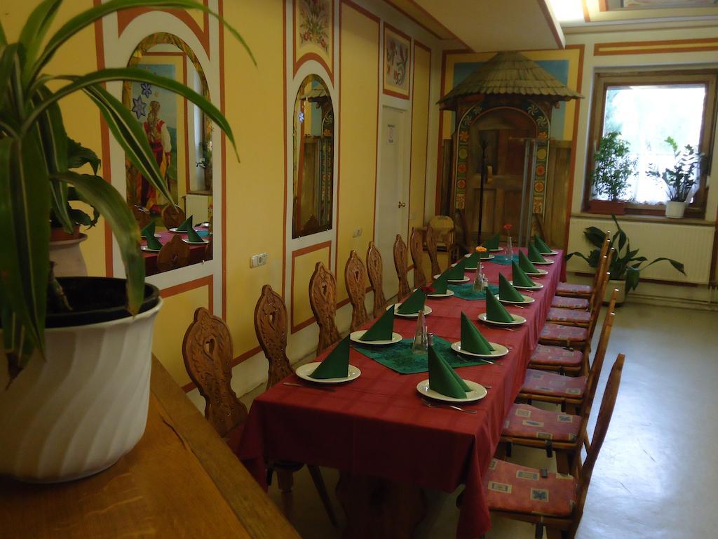 Czermann Panzio Es Etterem Hotell Oroszlány Exteriör bild