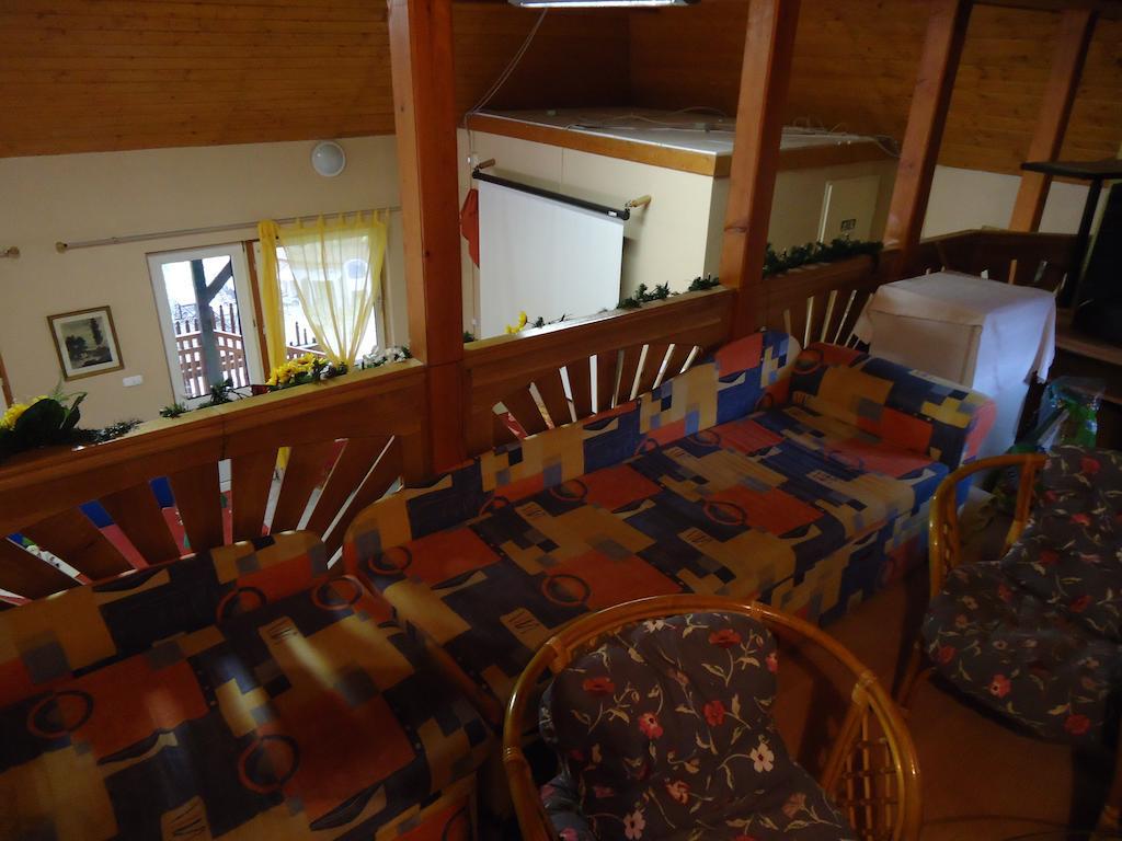 Czermann Panzio Es Etterem Hotell Oroszlány Exteriör bild