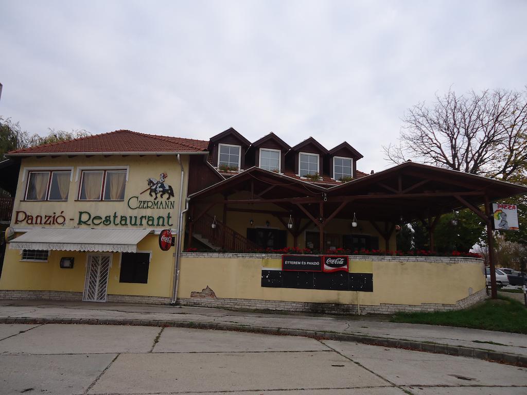 Czermann Panzio Es Etterem Hotell Oroszlány Exteriör bild
