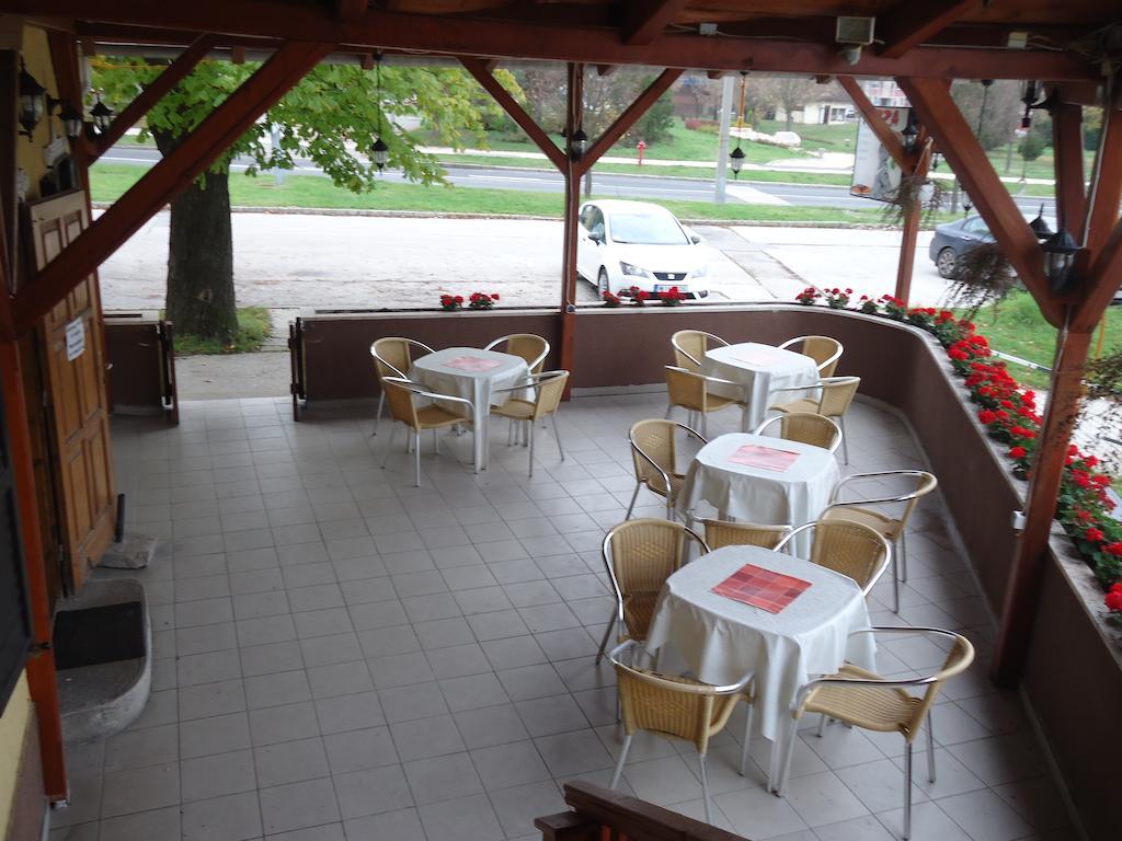 Czermann Panzio Es Etterem Hotell Oroszlány Exteriör bild