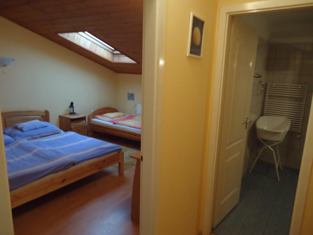 Czermann Panzio Es Etterem Hotell Oroszlány Rum bild