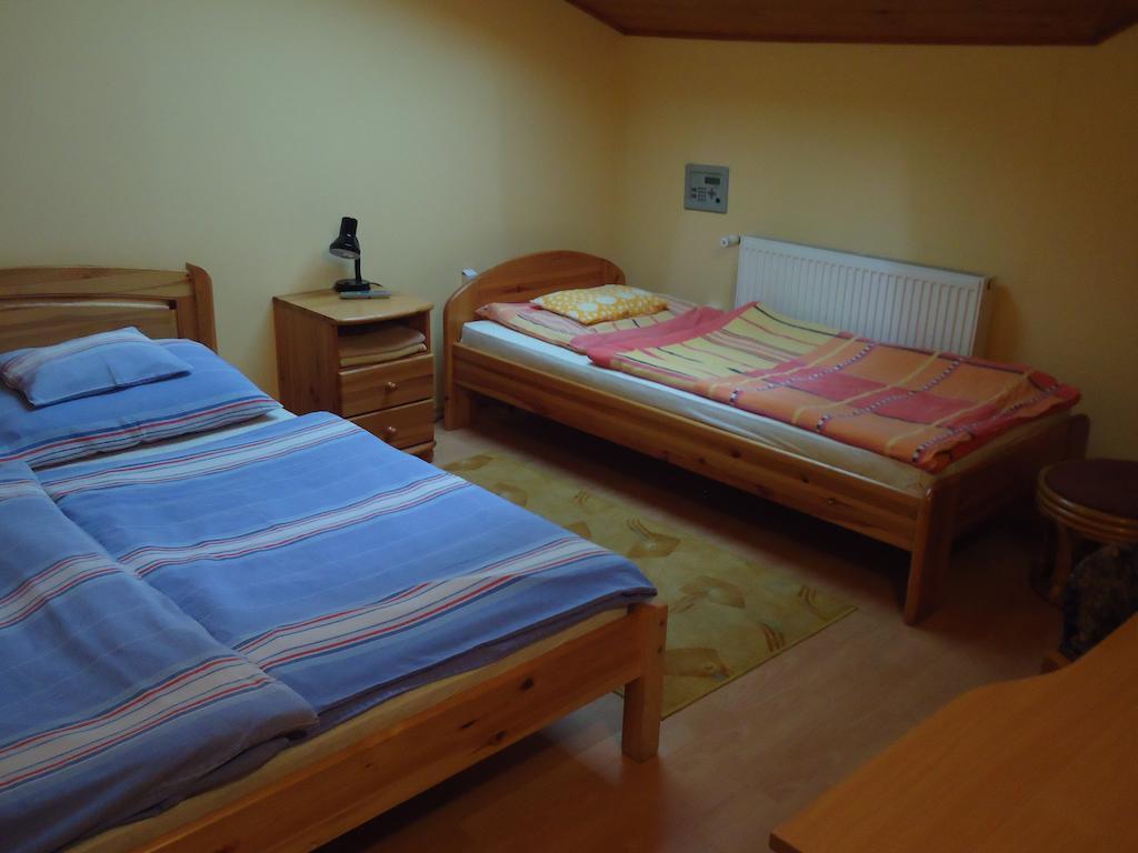 Czermann Panzio Es Etterem Hotell Oroszlány Rum bild