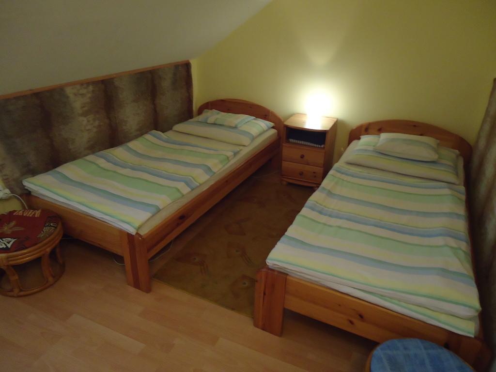 Czermann Panzio Es Etterem Hotell Oroszlány Rum bild