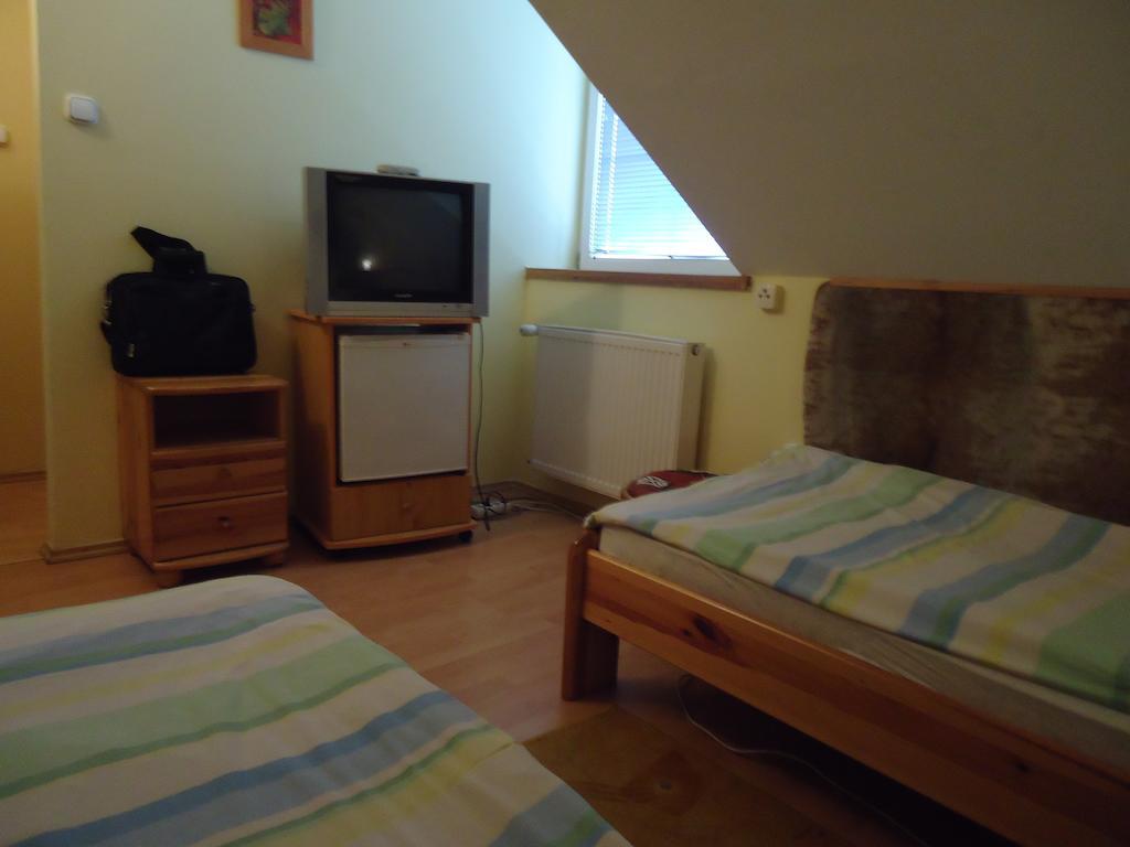 Czermann Panzio Es Etterem Hotell Oroszlány Rum bild