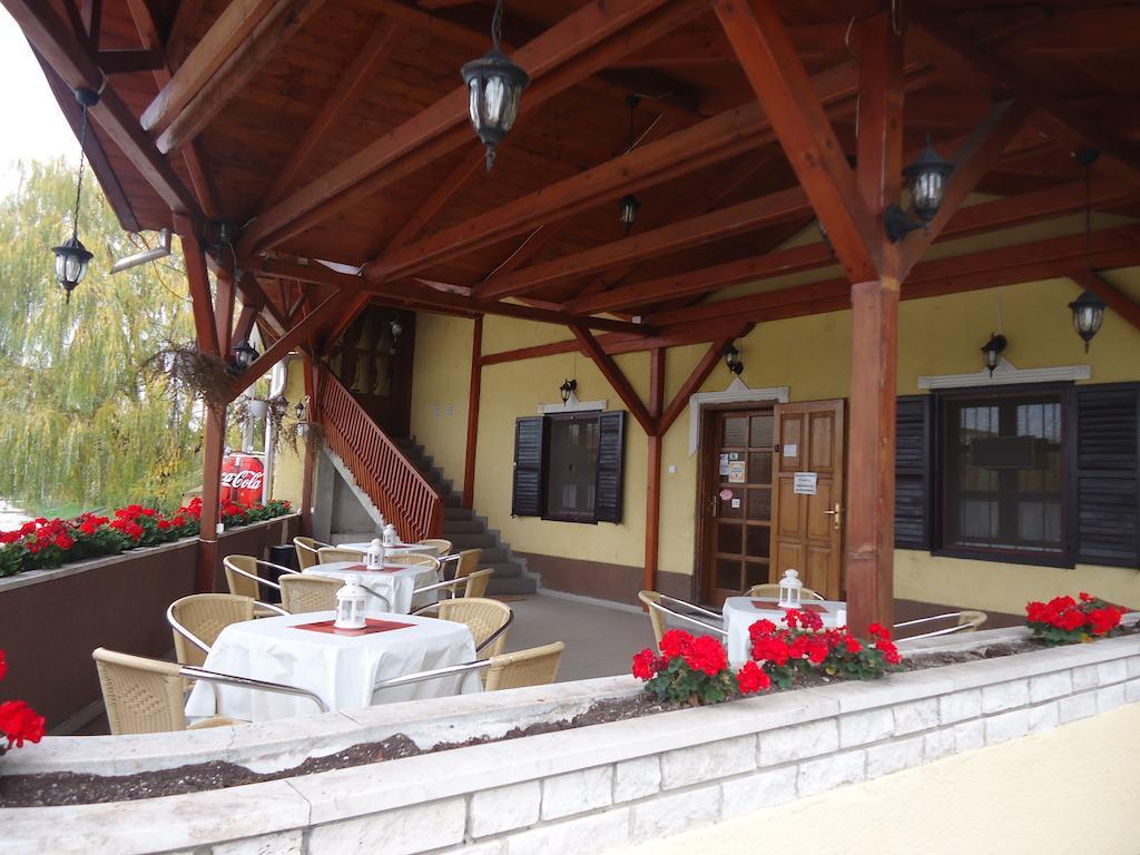Czermann Panzio Es Etterem Hotell Oroszlány Exteriör bild