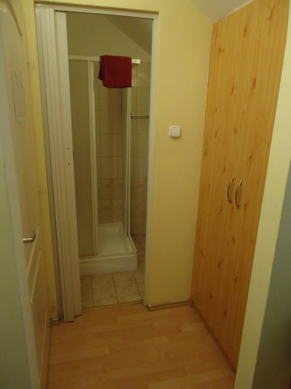 Czermann Panzio Es Etterem Hotell Oroszlány Rum bild