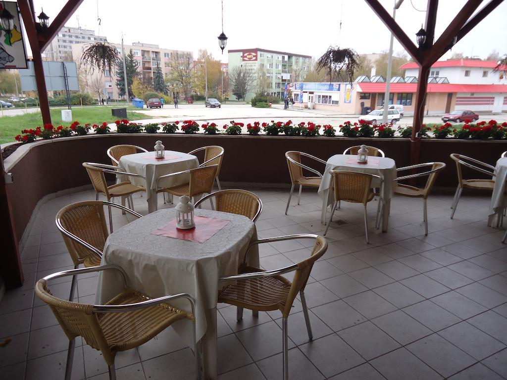 Czermann Panzio Es Etterem Hotell Oroszlány Exteriör bild