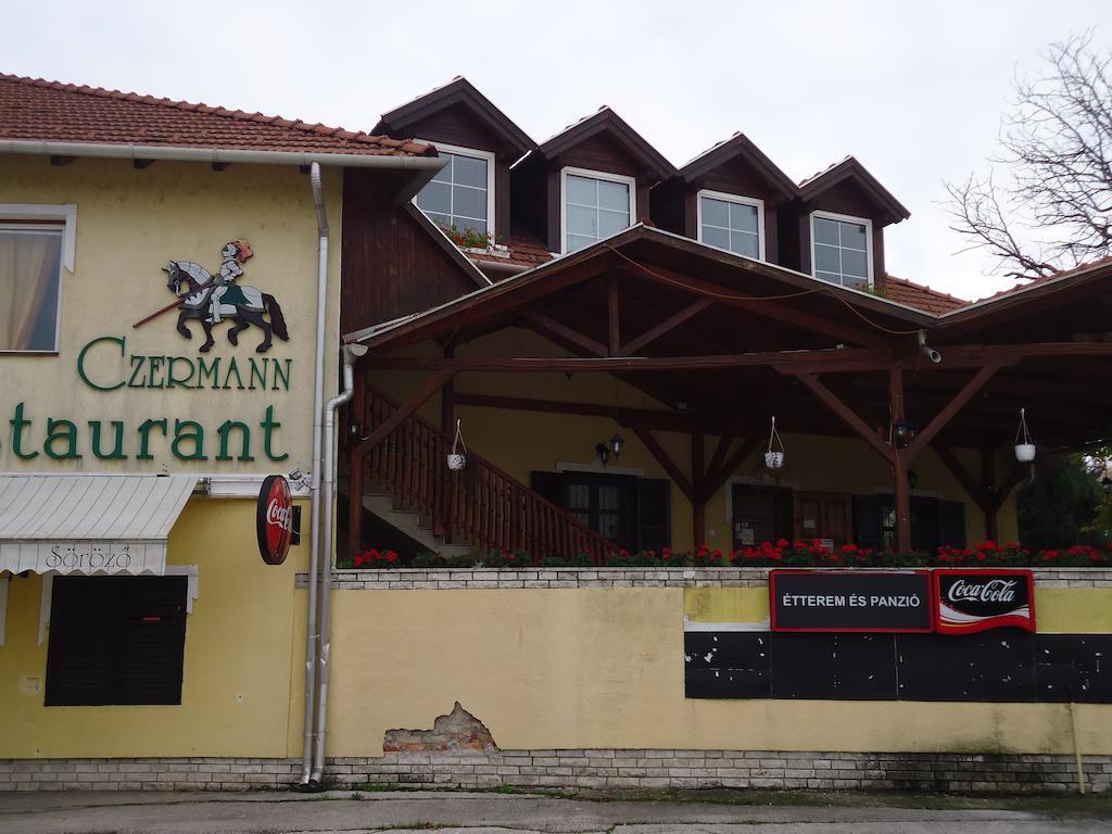 Czermann Panzio Es Etterem Hotell Oroszlány Exteriör bild