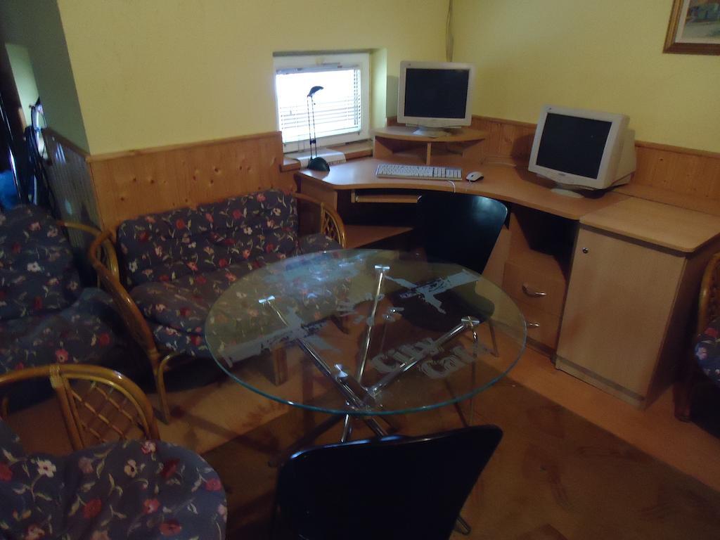 Czermann Panzio Es Etterem Hotell Oroszlány Exteriör bild