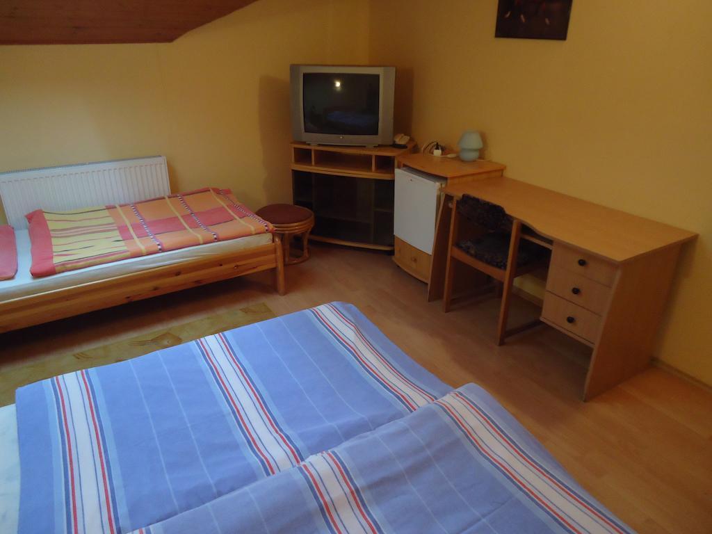 Czermann Panzio Es Etterem Hotell Oroszlány Rum bild