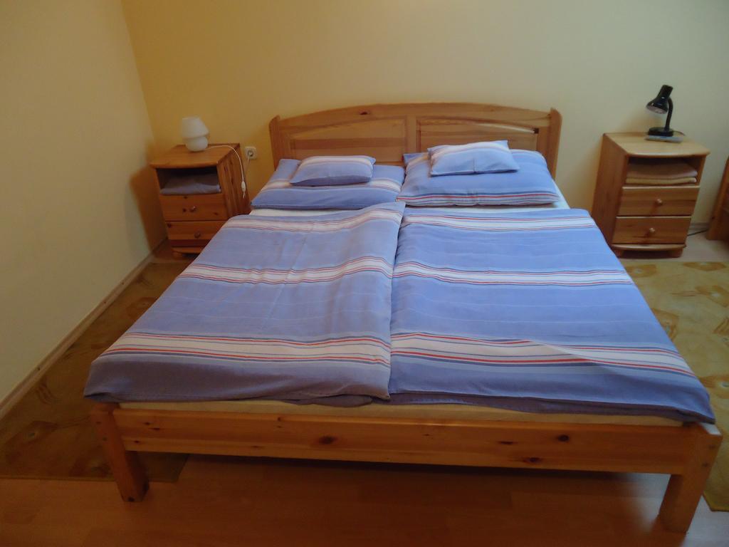 Czermann Panzio Es Etterem Hotell Oroszlány Rum bild