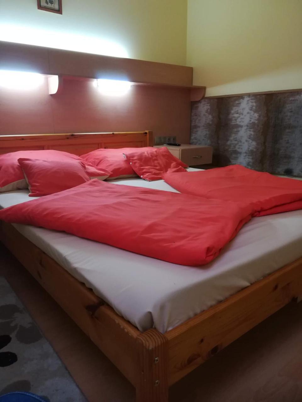 Czermann Panzio Es Etterem Hotell Oroszlány Exteriör bild